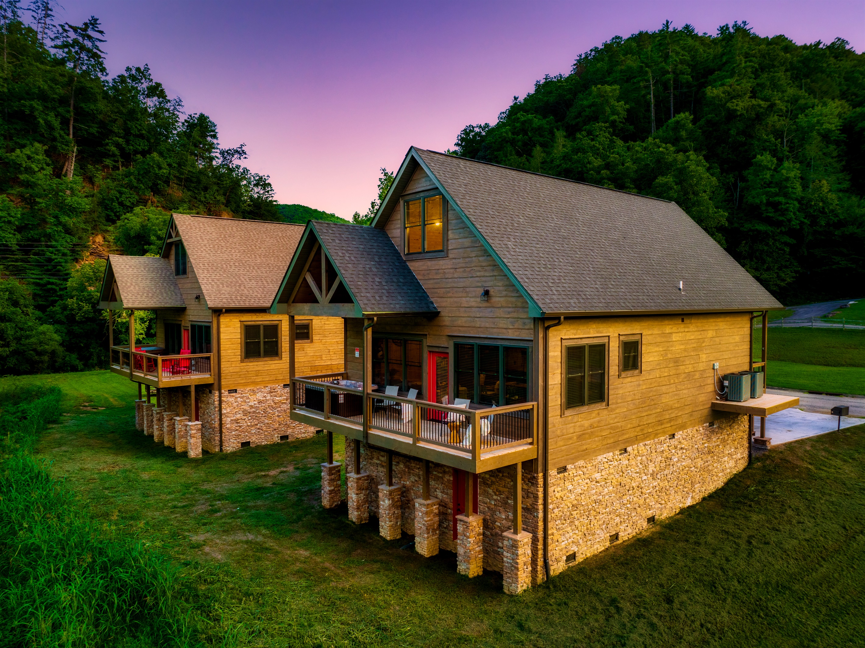 Looking for a bigger cabin? Did you know that you can rent these two cabins as one? Inquire now for more info