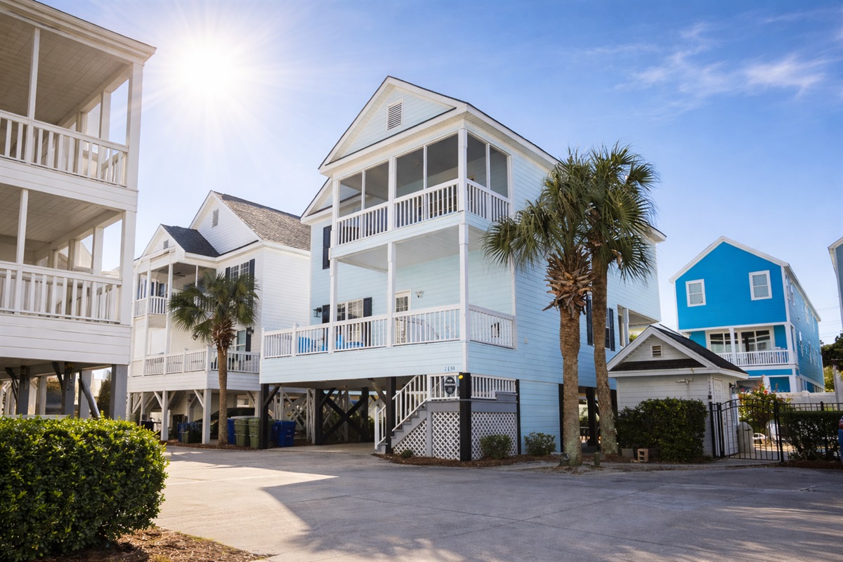 Hola Beaches features 2 floors, 4 bedrooms, 4 bathrooms and endless fun for the whole crew! Book your stay now!