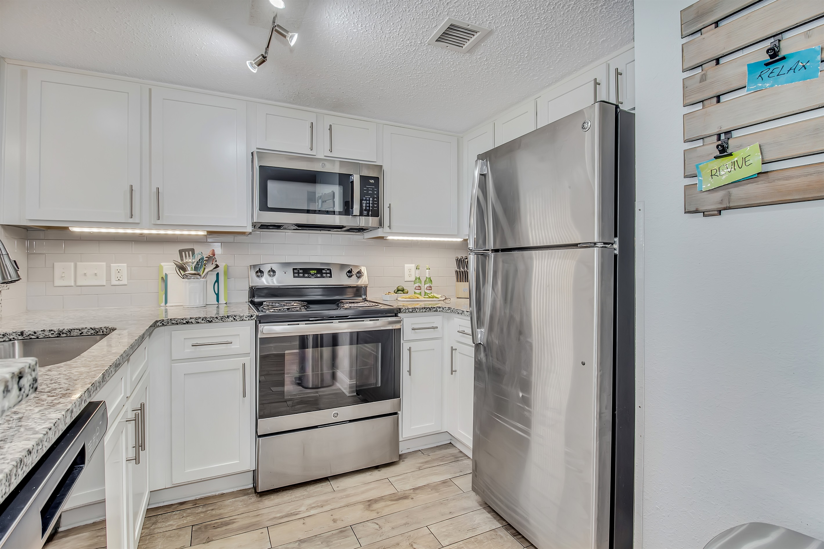 Cook and dine in coastal elegance!