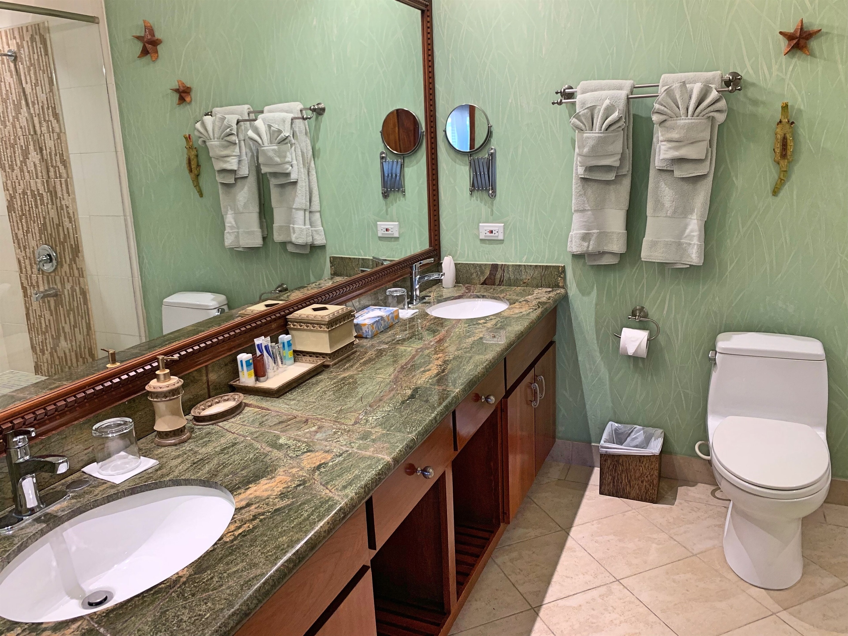 Garden View Upper-Level Bedroom: Rhapsody in Green