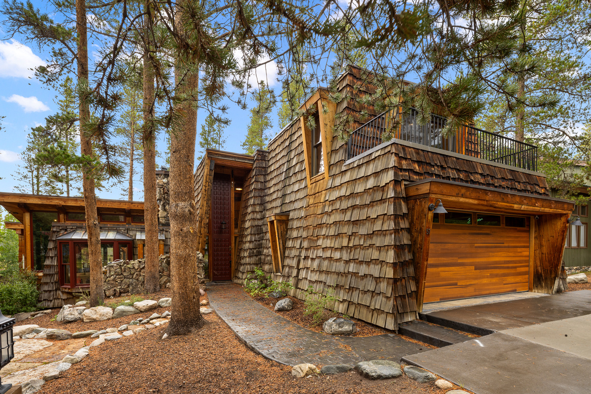 Summer front exterior of Arrow Darrow