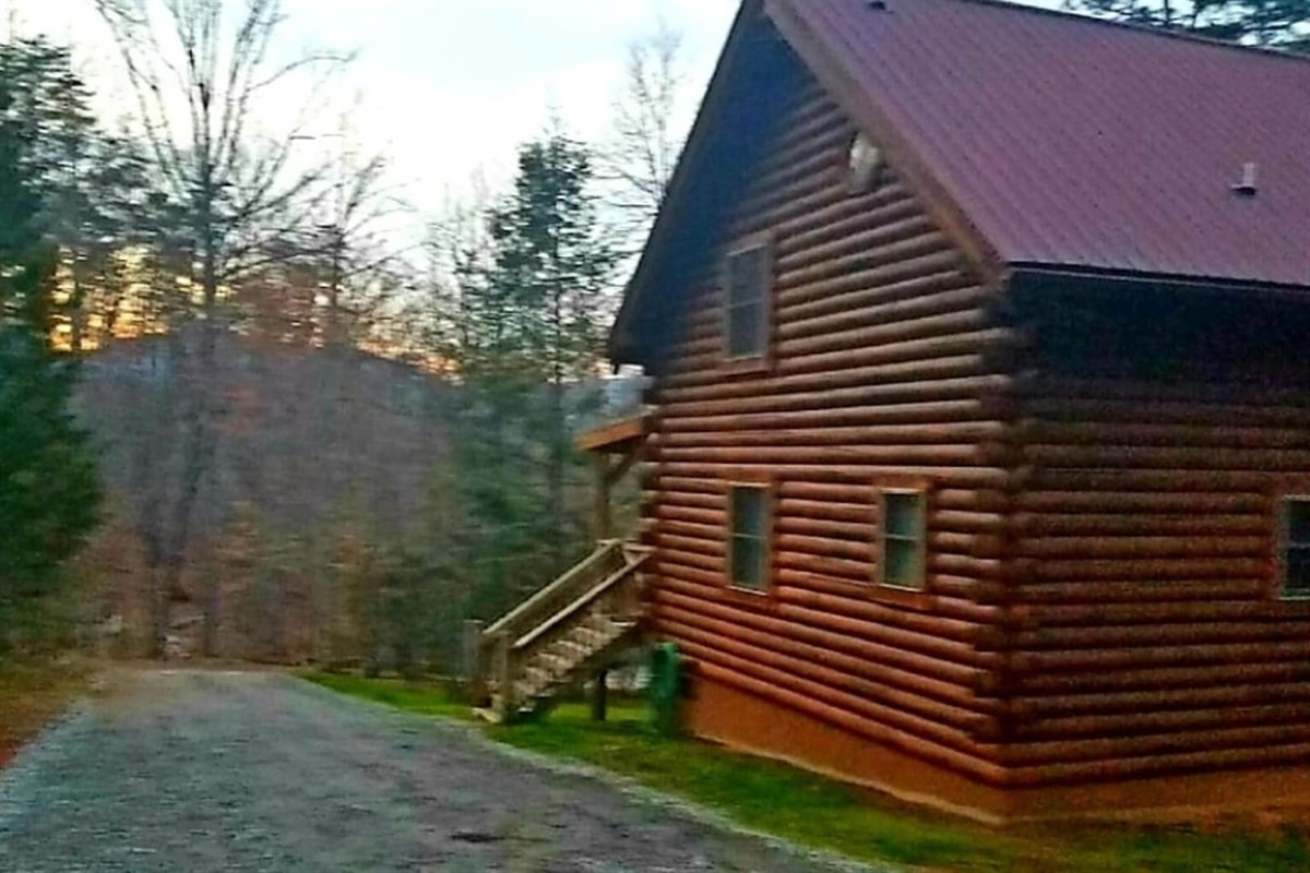 Private log cabin in the mountains! Back yard is 10 acres of beautiful woods, great for hiking. Minutes to river/lakeside dining, grocery and Chimney Rock Village and State Park.