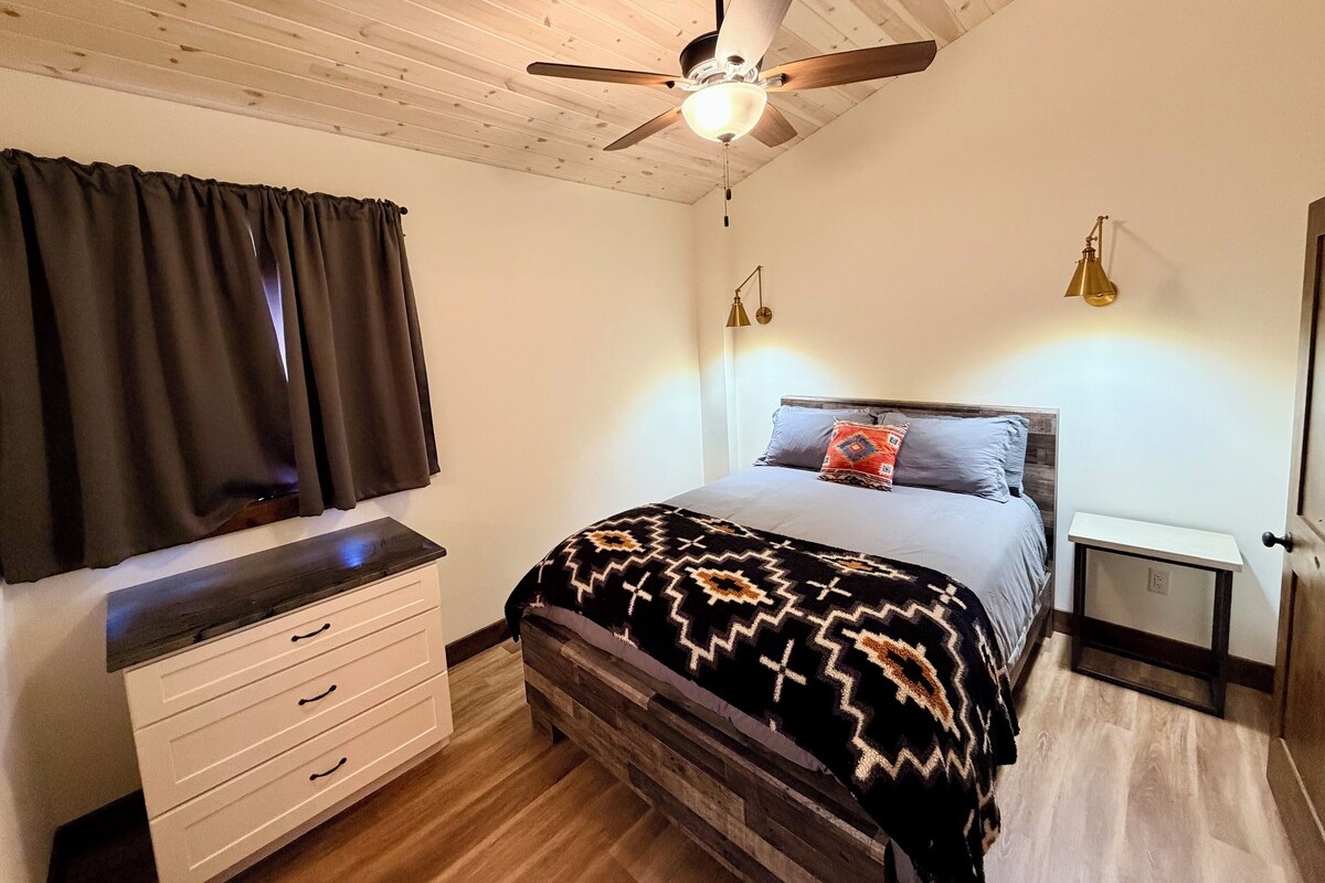 2nd Guestroom with a queen size bed.