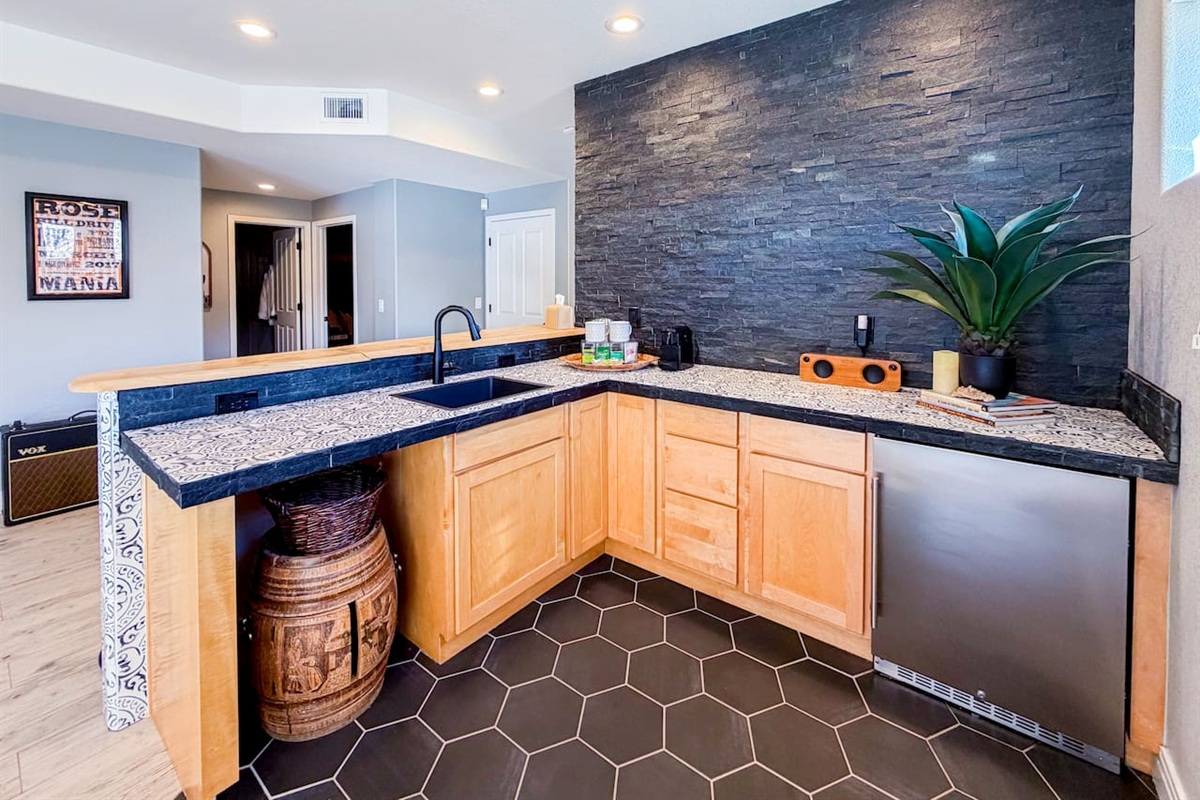  Entertainment room kitchenette—perfect for game nights and gatherings!
