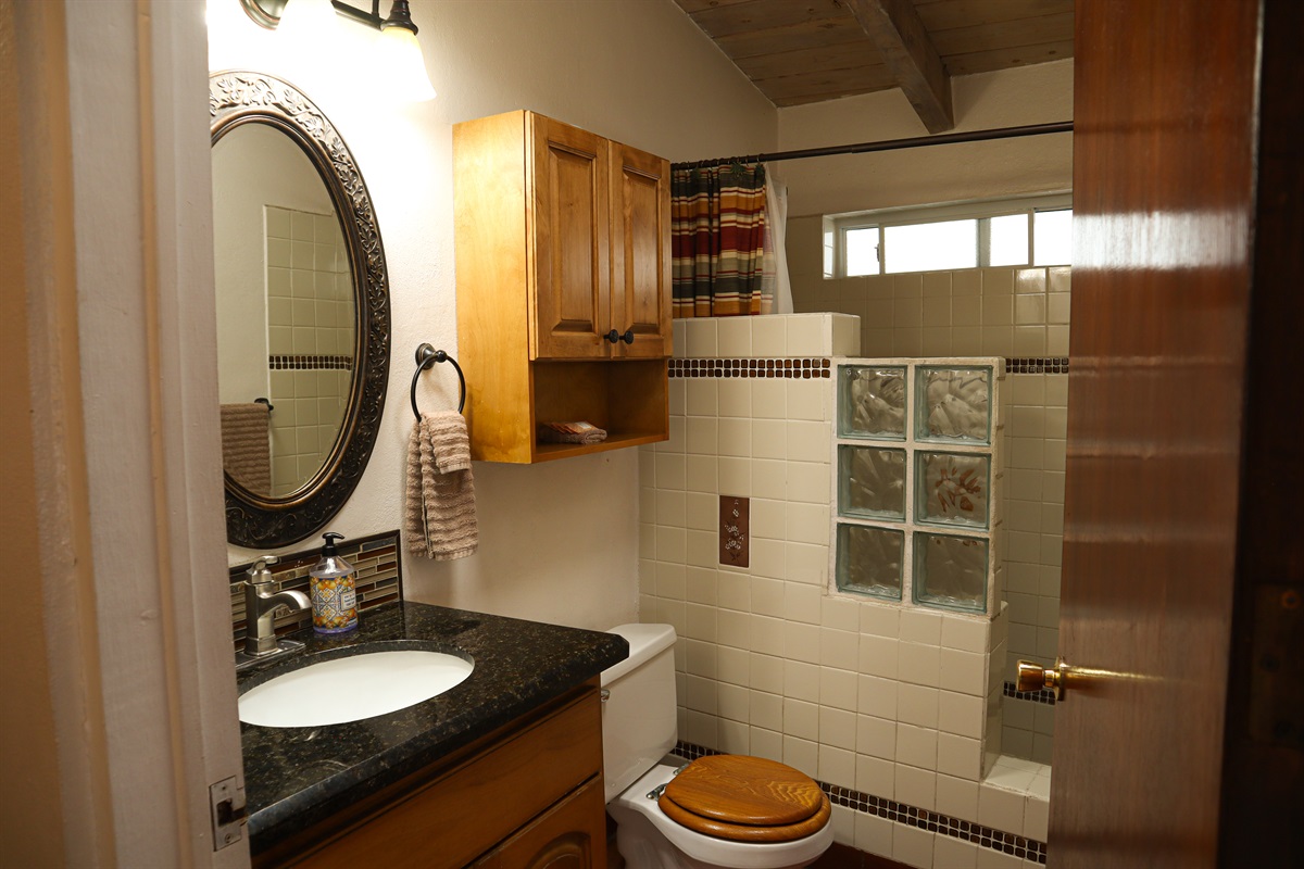 Circa Del Mar - Upstairs Hall Bathroom