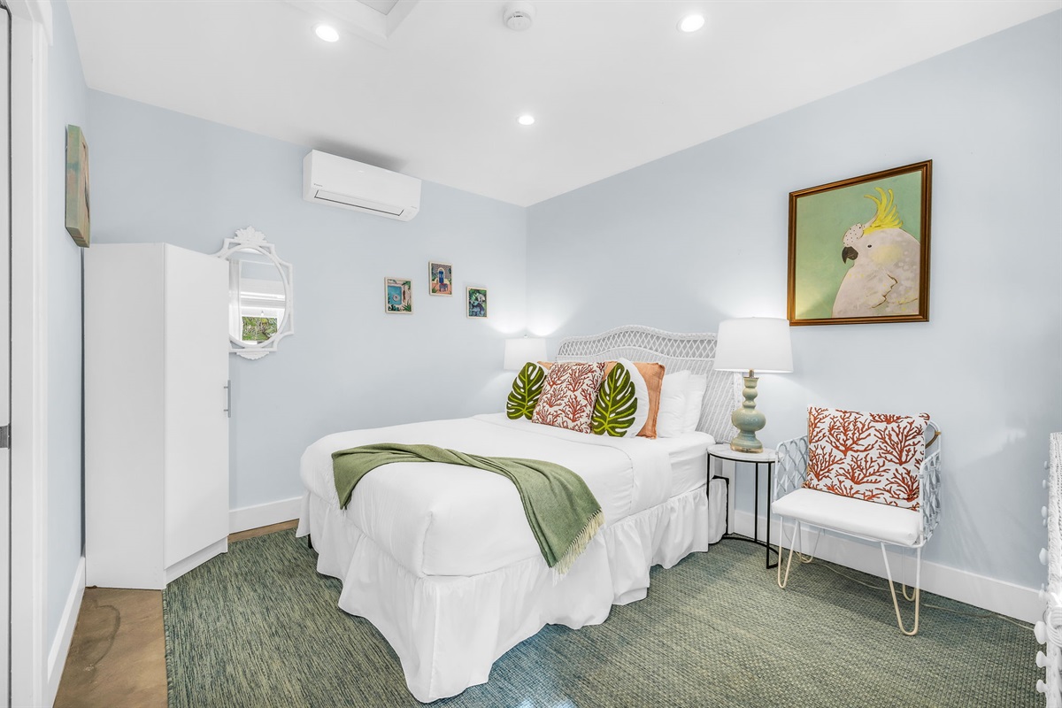 Charming guest house featuring a comfortable queen bed, in-unit washer and dryer, and a beautifully remodeled en-suite bathroom. Enjoy easy access to the pool, plus added conveniences including a mini fridge and a Keurig coffee maker—perfect for privacy.