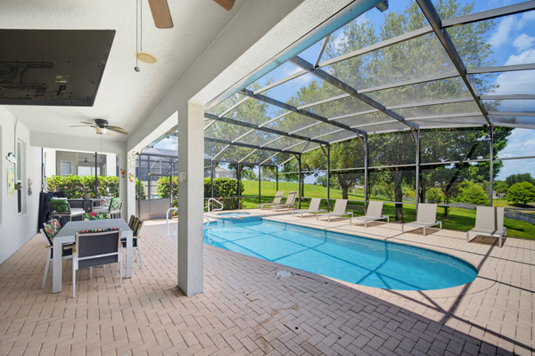 Covered lanai w/ TV