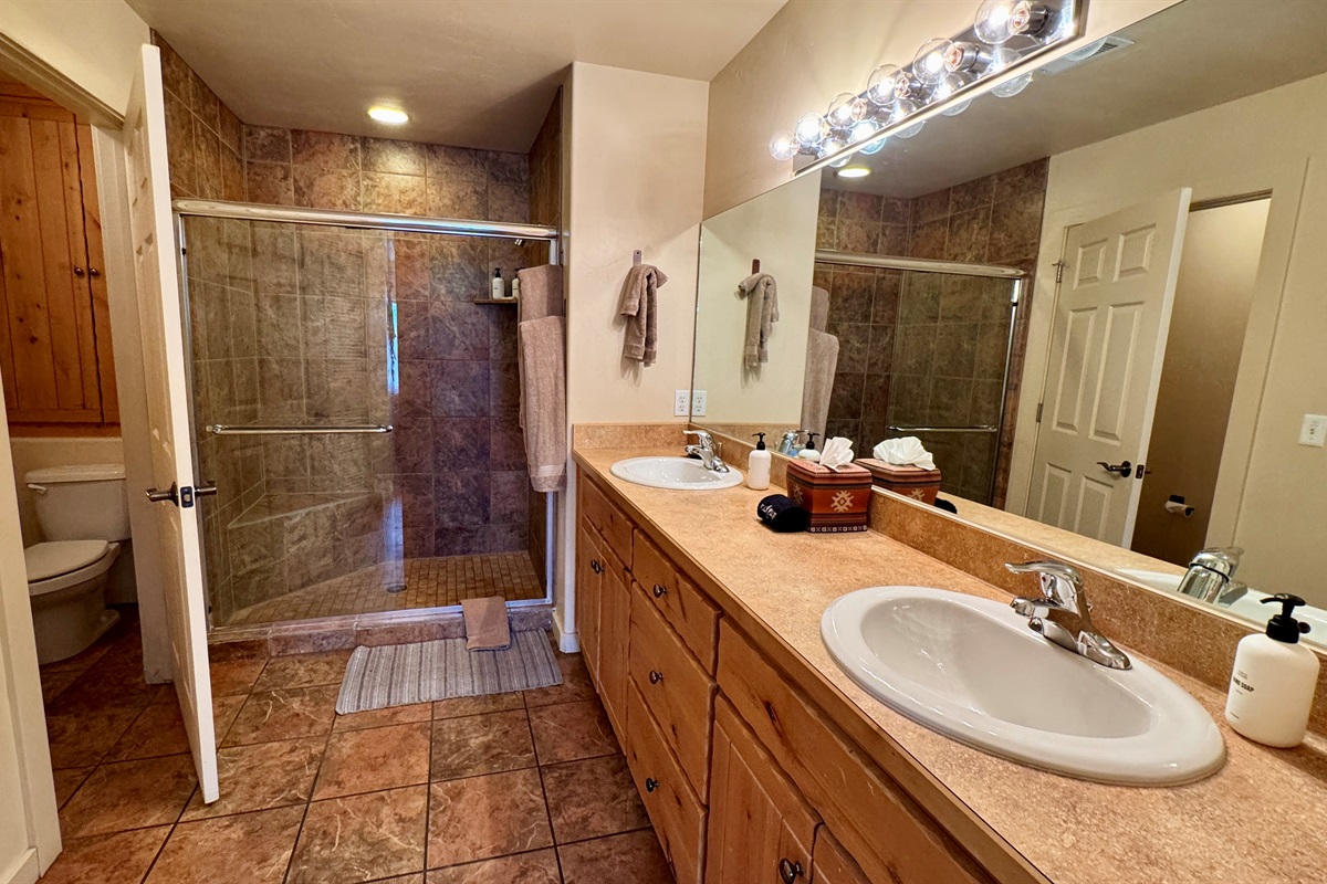 Ensuite bathroom - King Suite