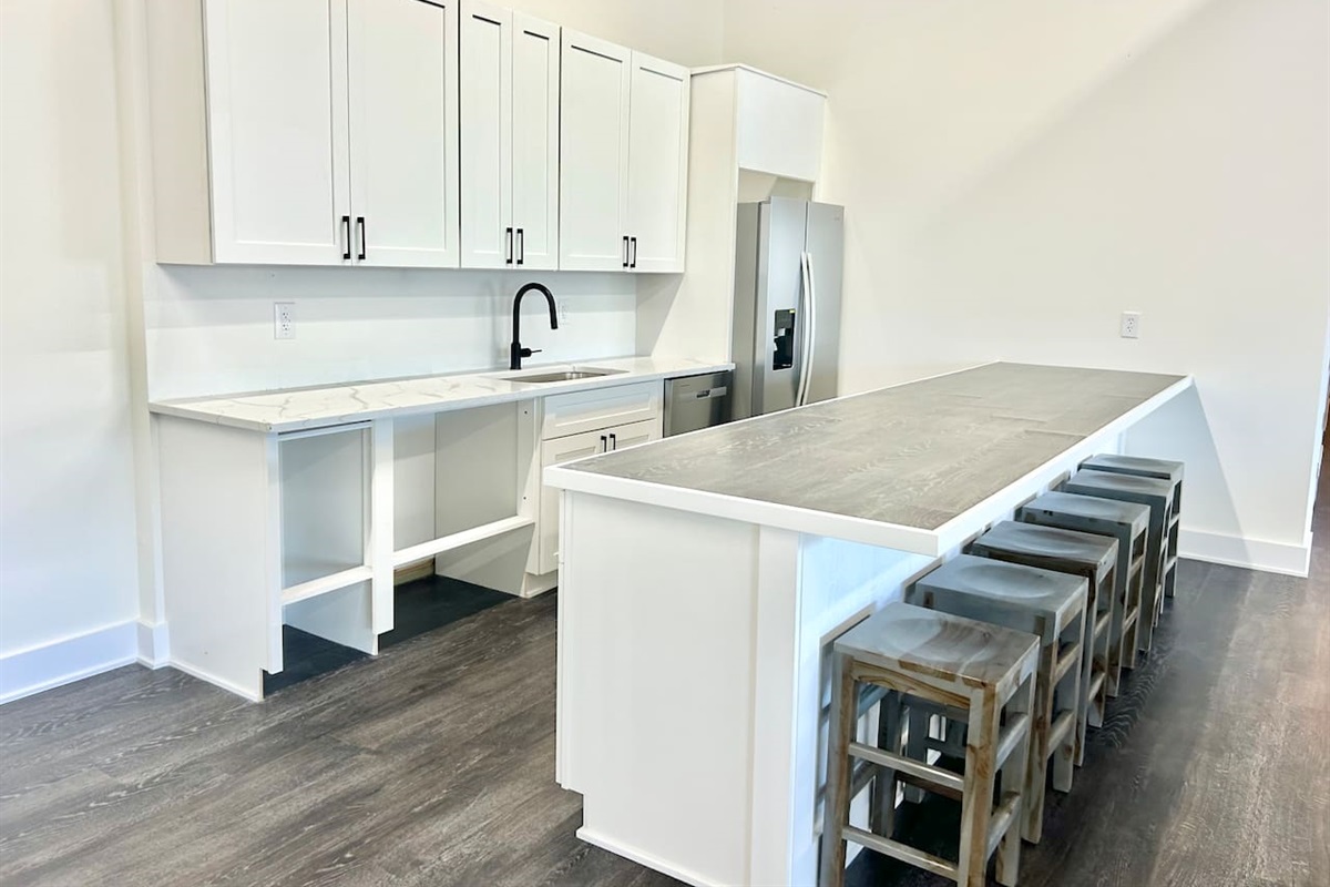 Modern clubhouse kitchen & gathering space
