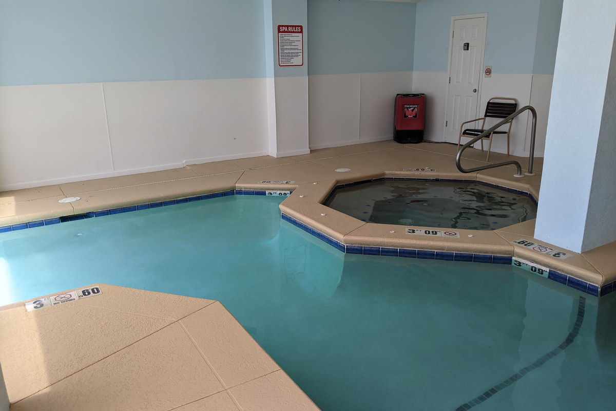 Indoor/outdoor pool and hottub