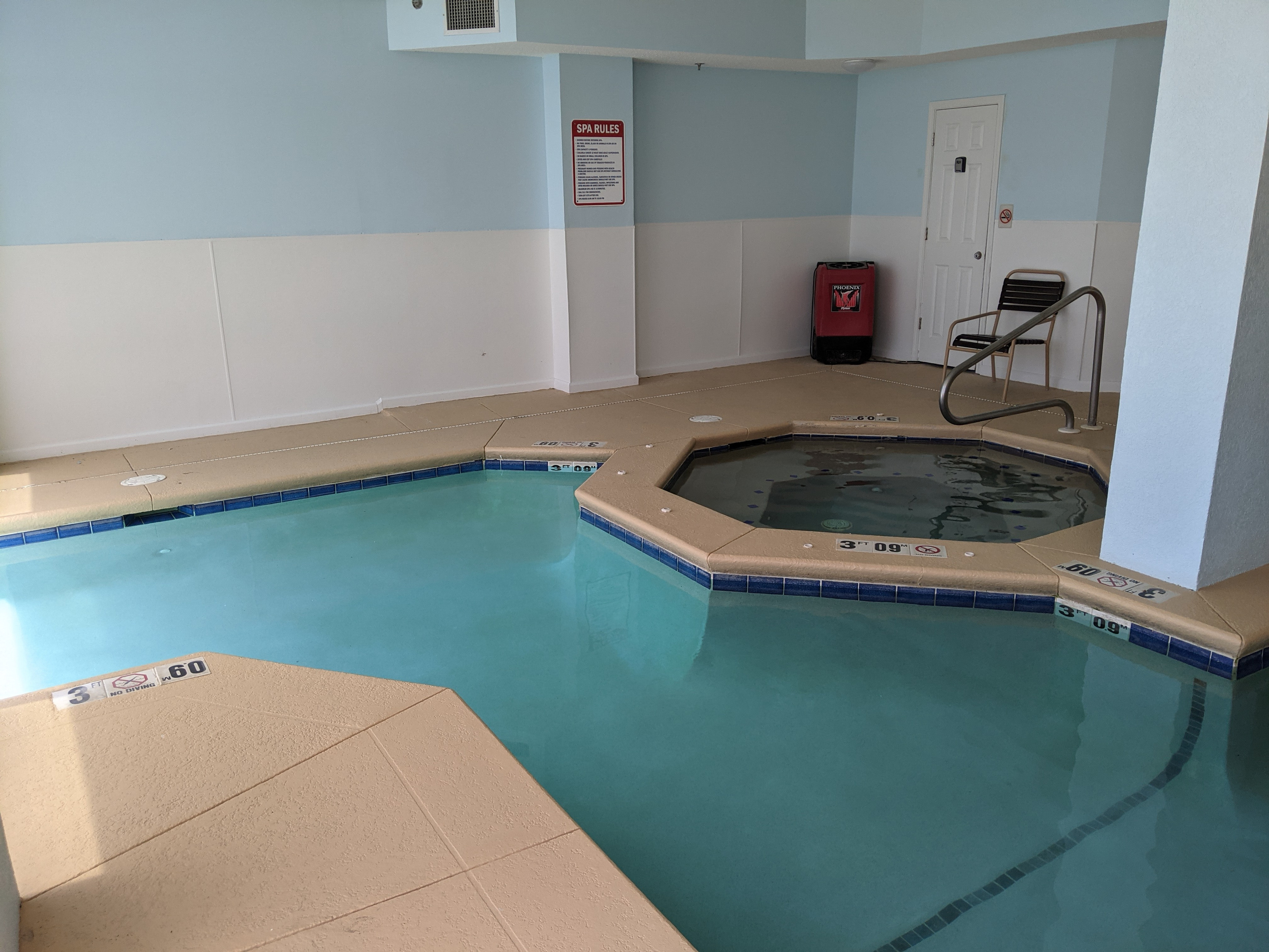 Indoor/outdoor pool and hottub