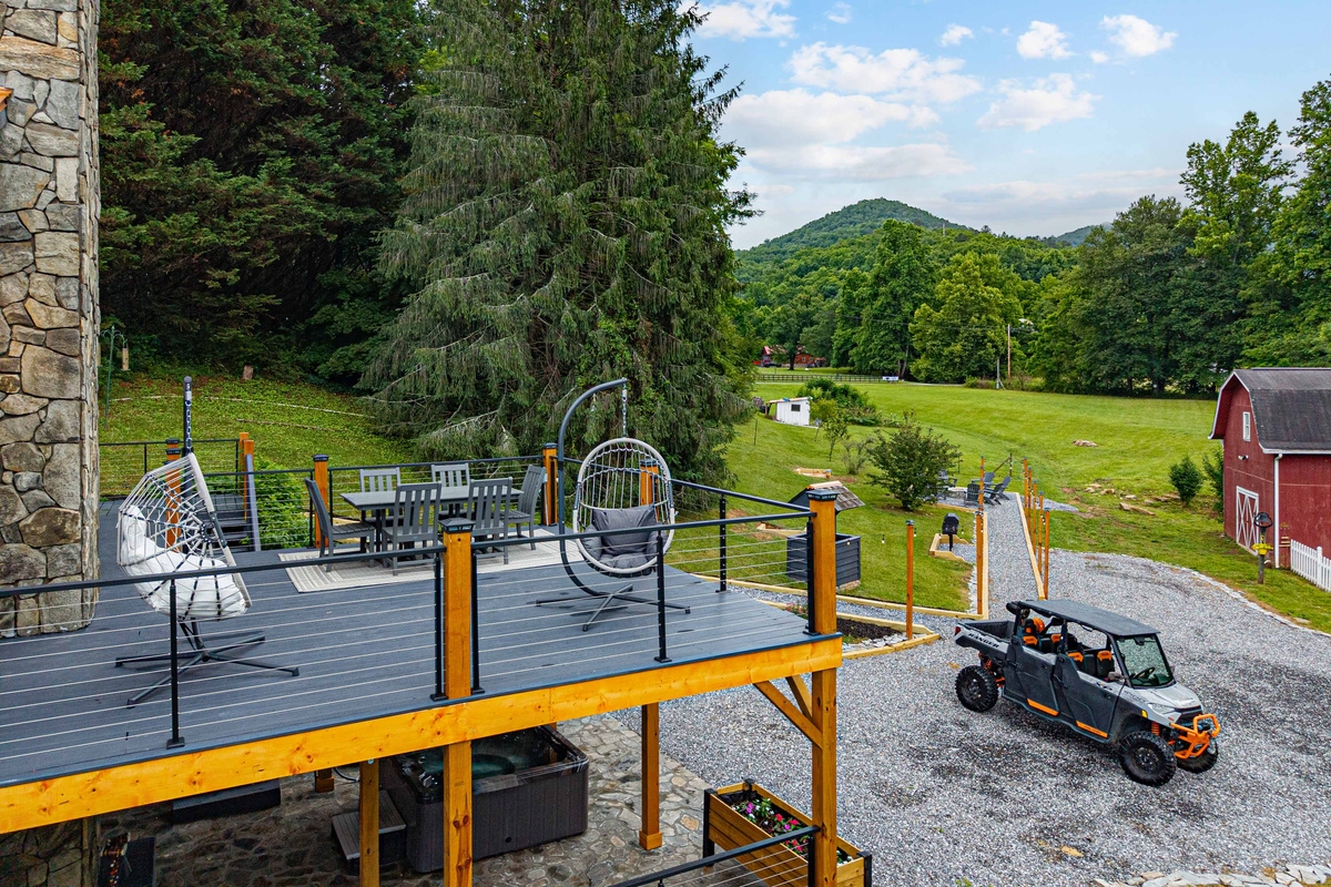 Deck Oasis: Breathtaking mountain views and stylish seating for unforgettable outdoor moments!