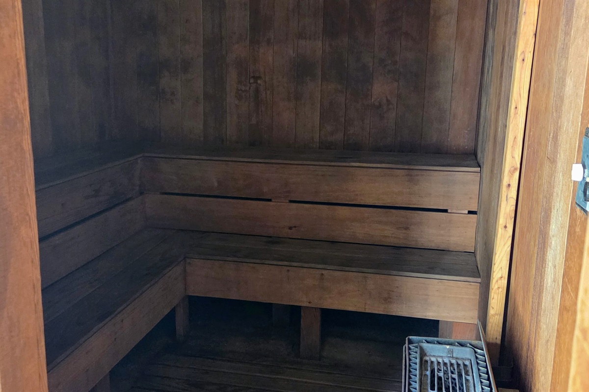 Dry sauna in the pool area
