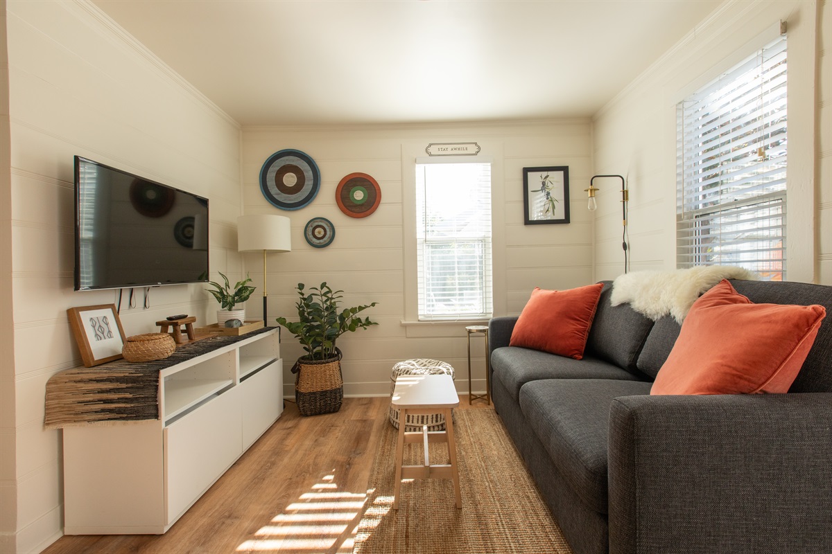 Garden 1bed/1bath living room