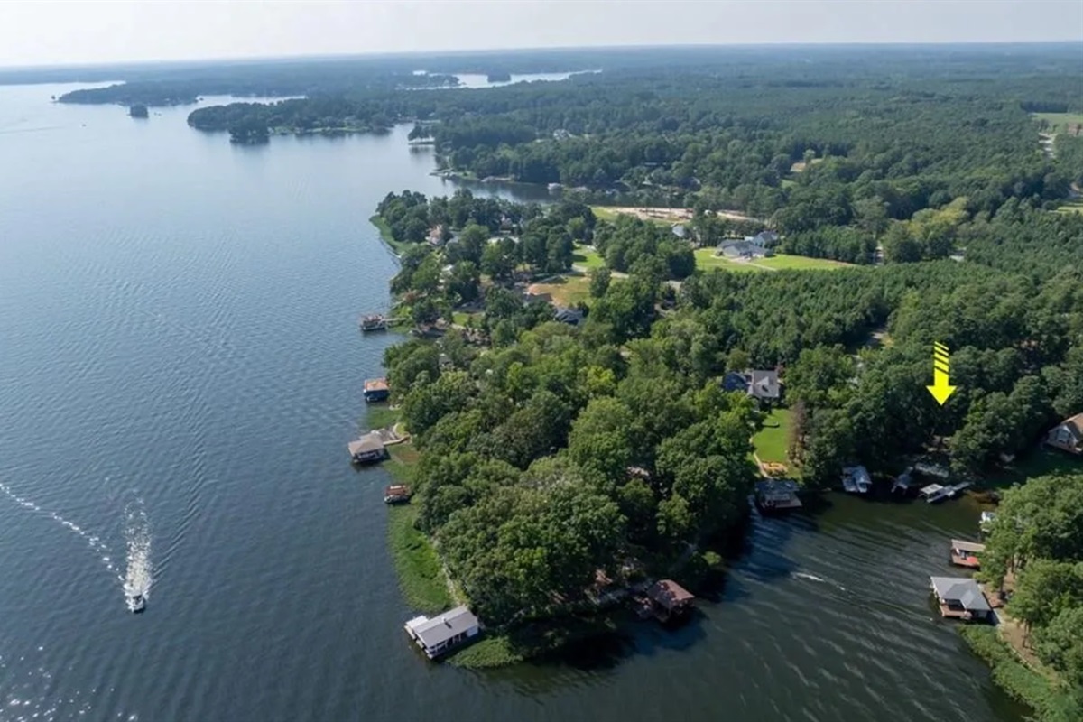 Tucked away in a quiet cove. Amazing main lake views!