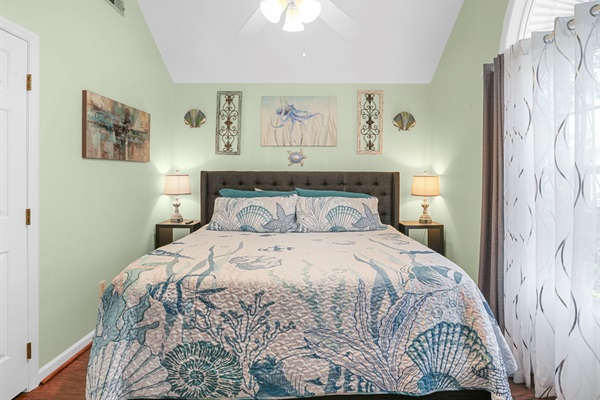 Front-Facing Bedroom, King Bed