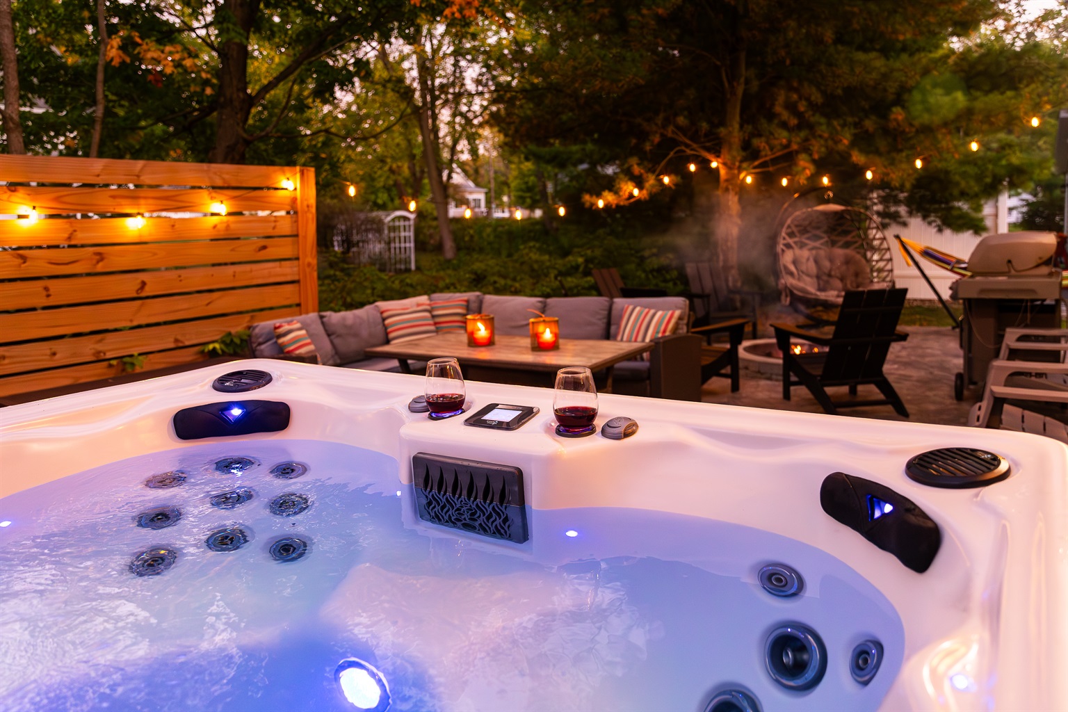 Relax in the hot tub and build a fire! Lounge in the swing or hammock, or grill up dinner!