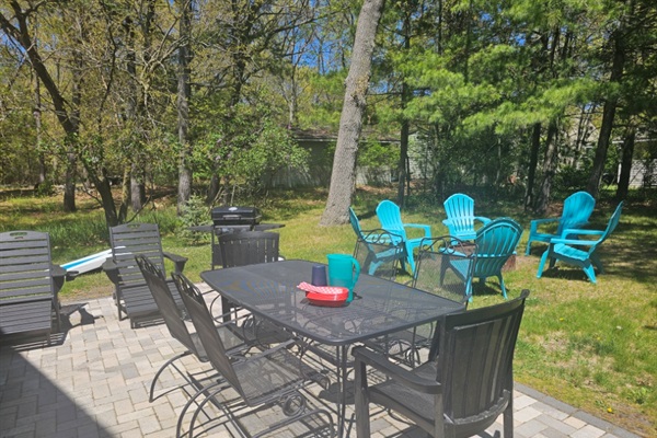 Outdoor dining + grill
