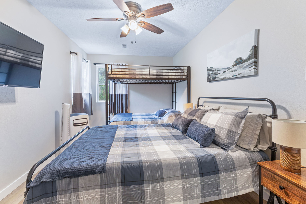 Upper level bedroom #3 w/ queen and 2 full beds