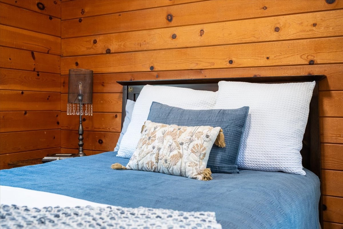 queen bed (second bedroom)