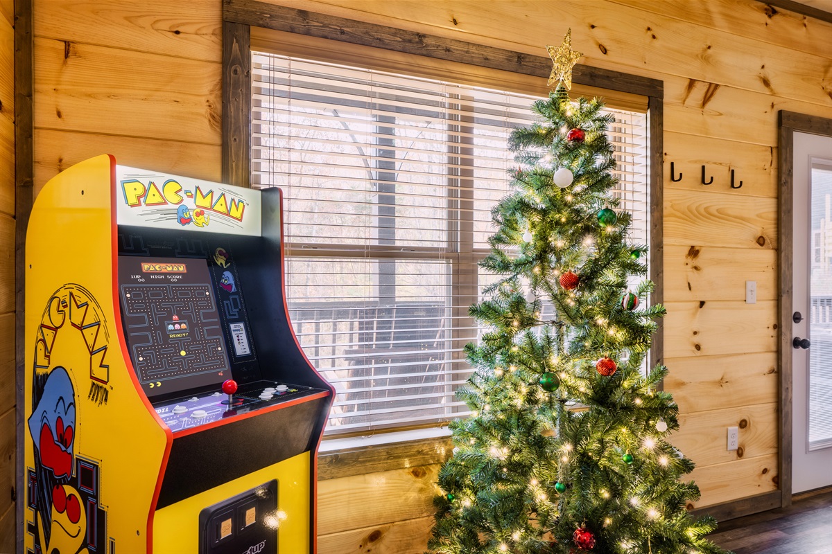 Holiday cheer + classic arcade fun 🎮 Cozy up at Misty Oak Cabin!