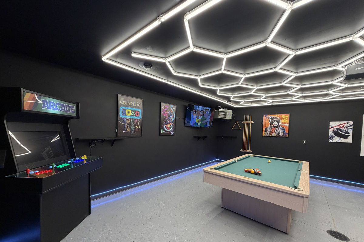 Garage Game Room. Arcade, Pool Table, Couch, Recliner 60" TV