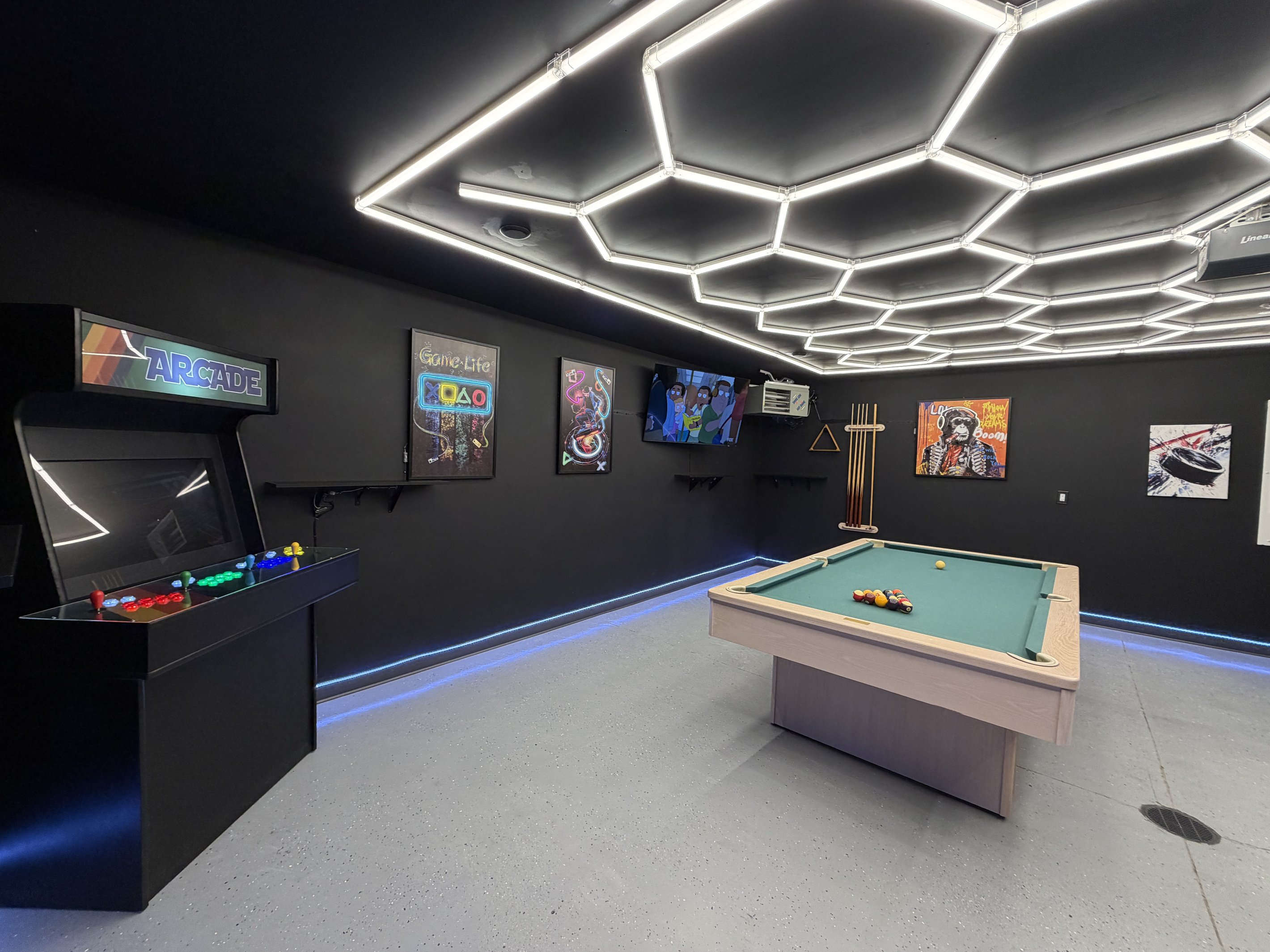 Garage Game Room. Arcade, Pool Table, Couch, Recliner 60" TV