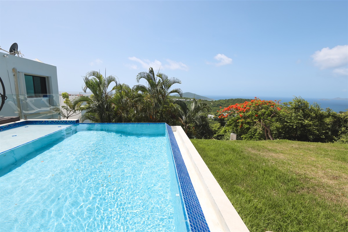 Infinity-edge pool that seamlessly blends into the stunning ocean backdrop.