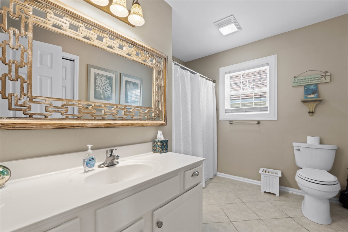 Main bathroom-1st level