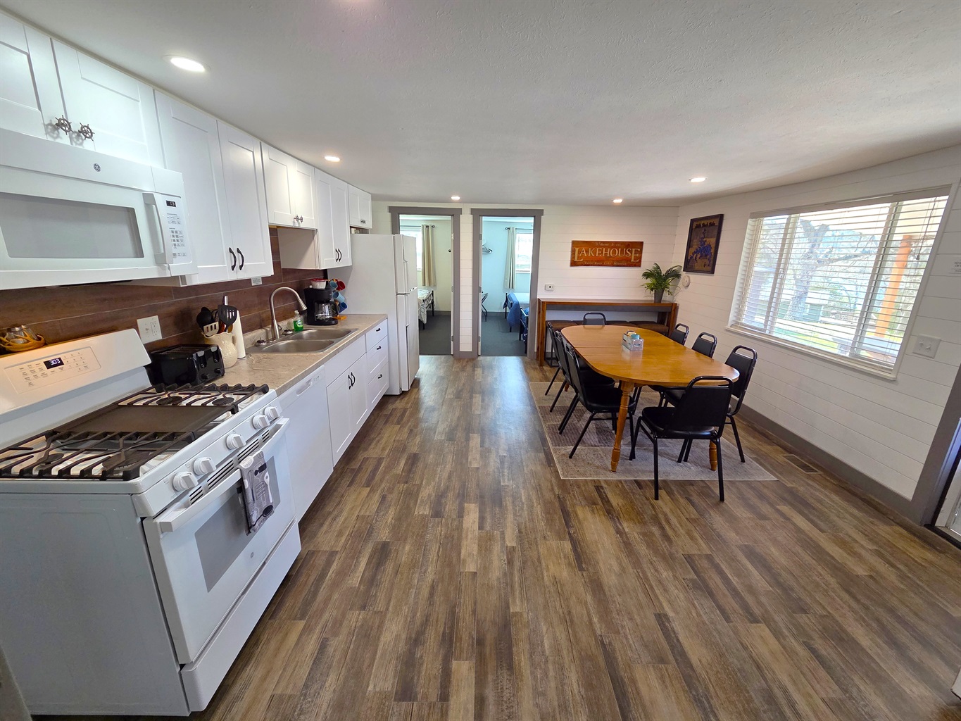 The large kitchen & dining area is perfect for dinners with the table that seats 8 & the bar at the end that can accommodate 4.