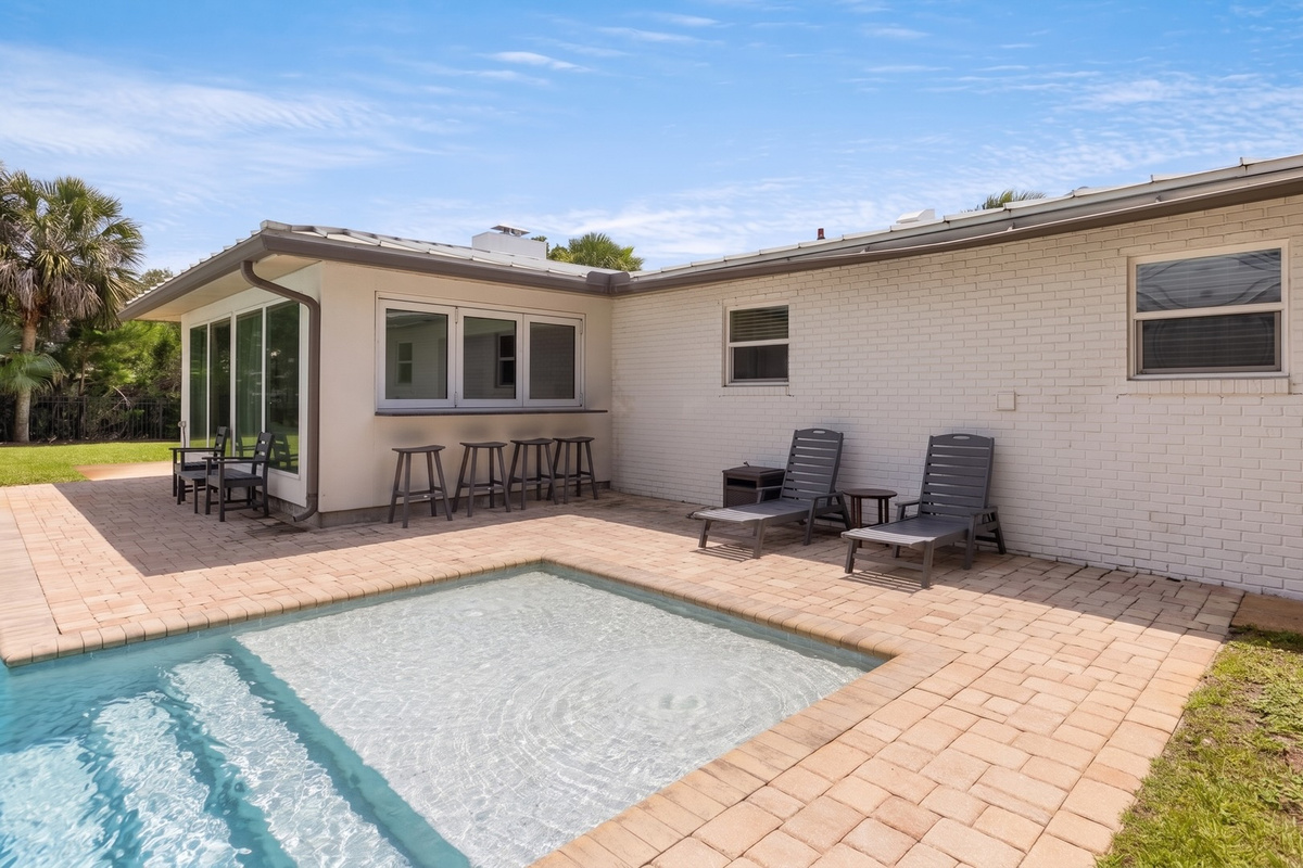 Ease into poolside hours with loungers at the water’s edge and a shallow sun shelf for cooling off.