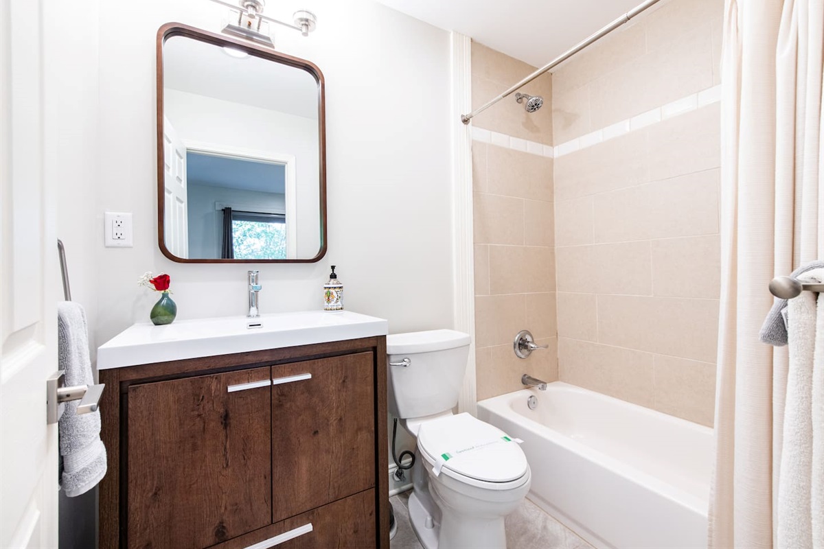 Ensuite full bathroom in primary bedroom