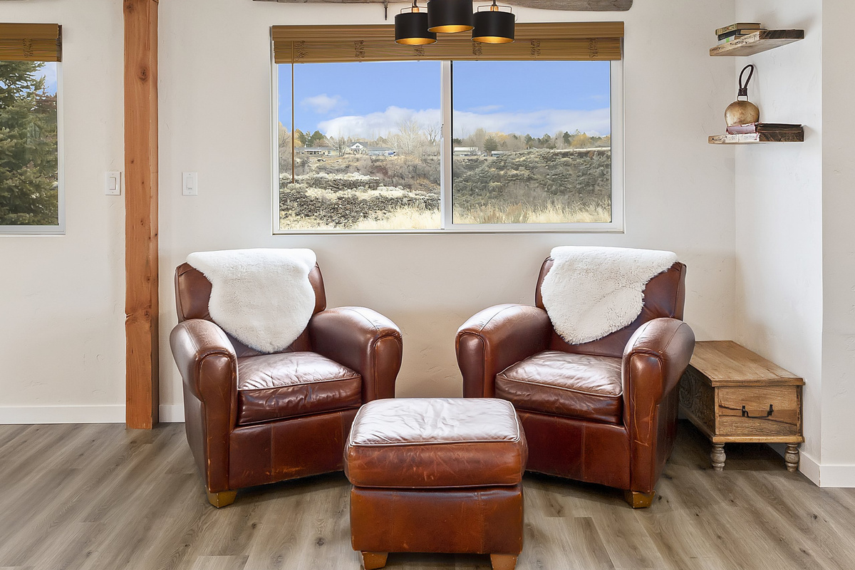 Canyon-view sitting area — a quiet spot to relax
