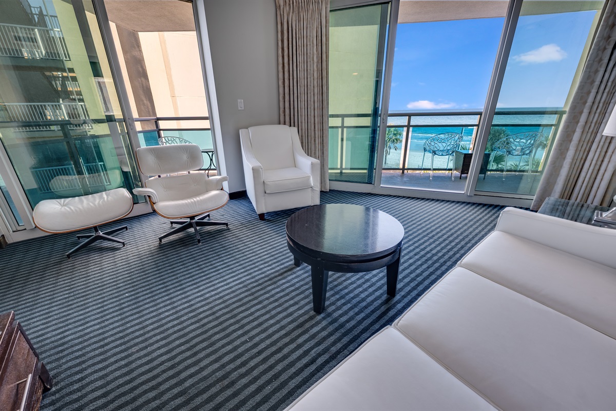 Living Room with Stunning Views🌊☀️