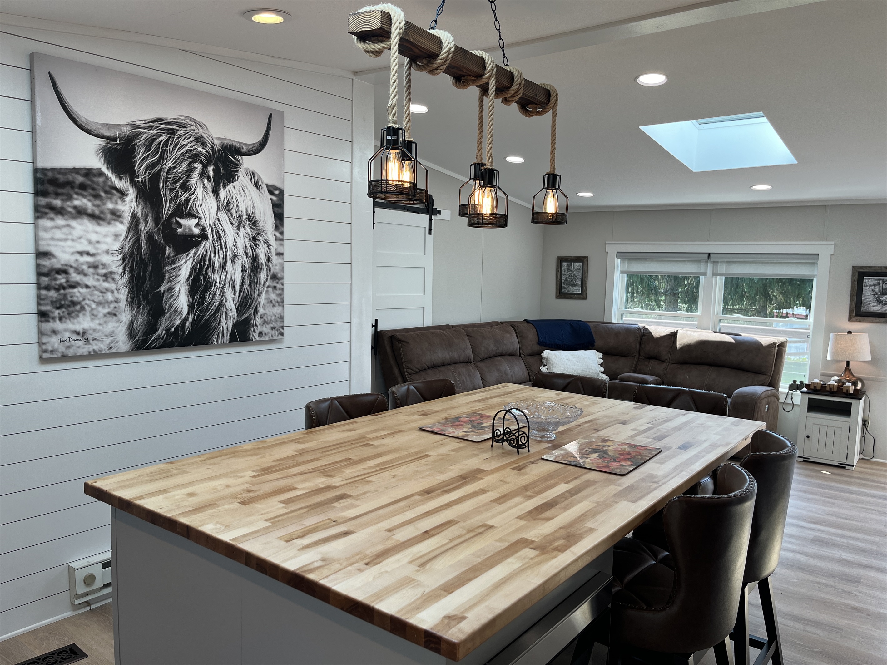 Large island in Eat-in kitchen