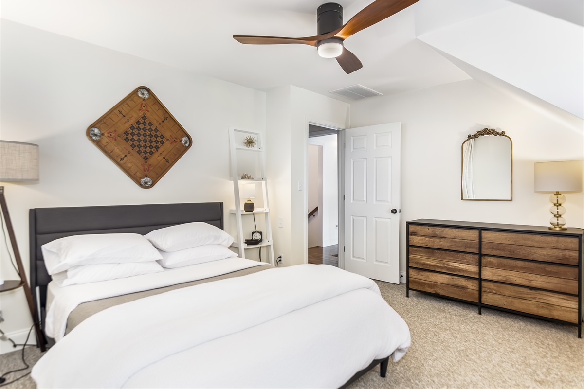 Queen bed w/ dresser 