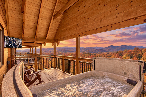 Private hot tub for two on the Master Suite deck, facing the sunset, Splashing at the Bluff