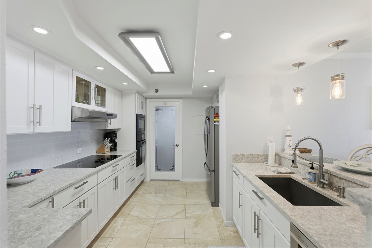 Fully equipped and modern designed, the kitchen features modern appliances and ample counter space, making meal prep easy whether you&rsquo;re brewing morning coffee or cooking up fresh local seafood.