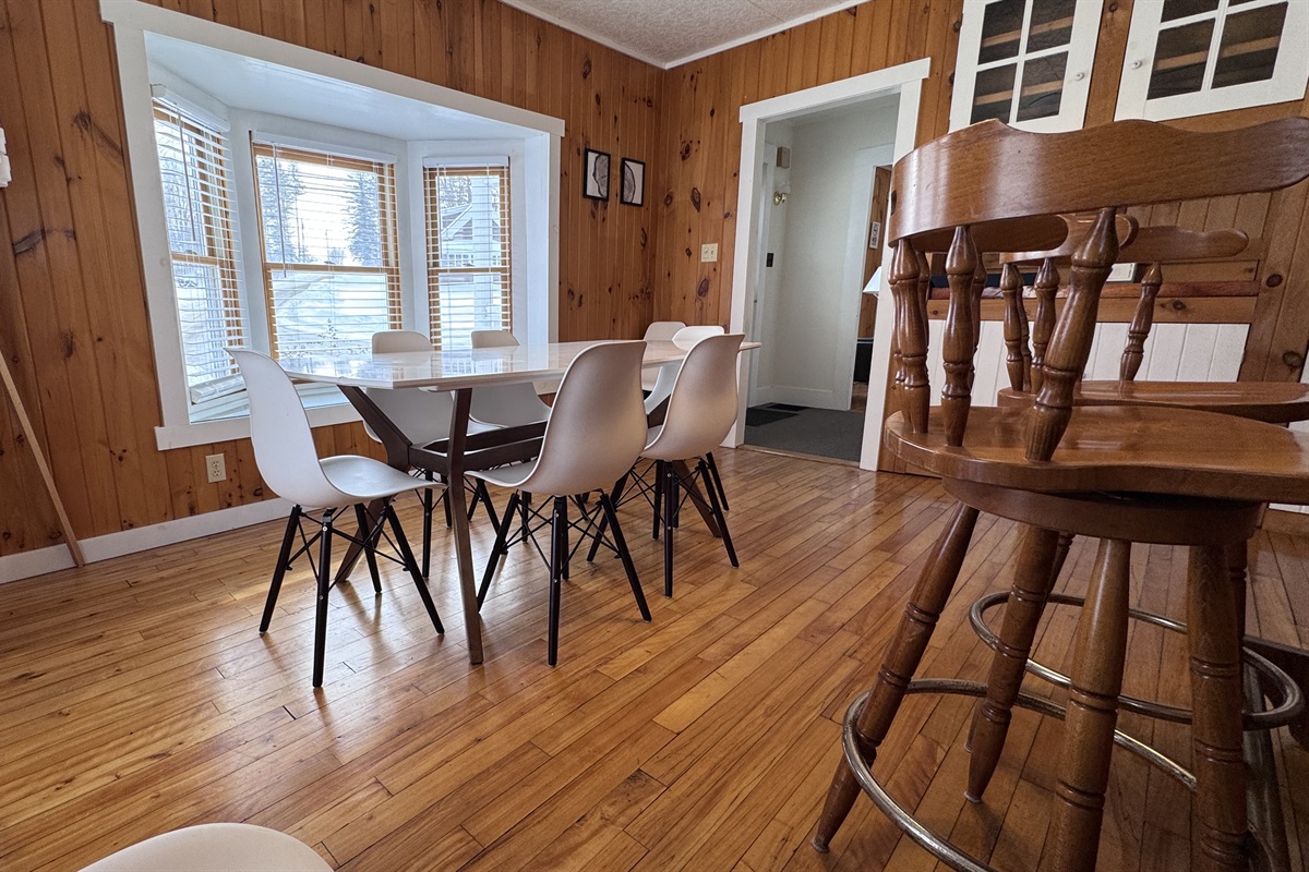 Dining room that seats 6