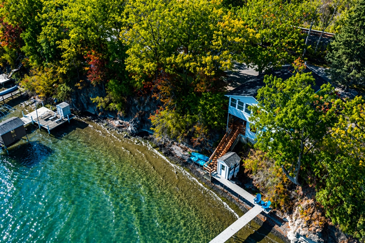 Private retreat nestled into nature with direct access to the shoreline