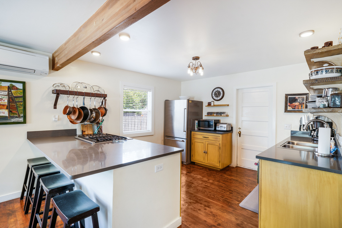 The large island is fantastic for entertaining. We also provide an array of serving dishes. 