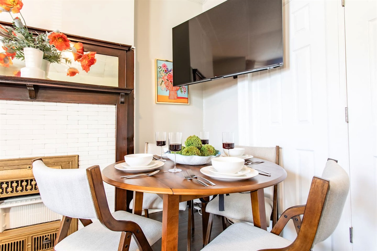 Dining area with a 4-seat table, perfectly situated near the TV, making it easy to enjoy meals and entertainment in one comfortable space.