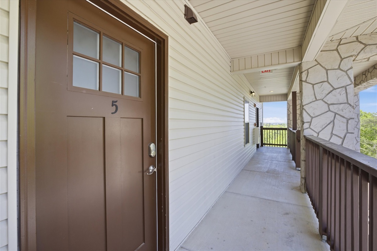Welcome to Unit 5—drop your bags, take a breath, and let the shift happen. You’re up at the top now, just steps from the clubhouse, with views waiting and everything set for an easy, laid-back stay with incredible views!
