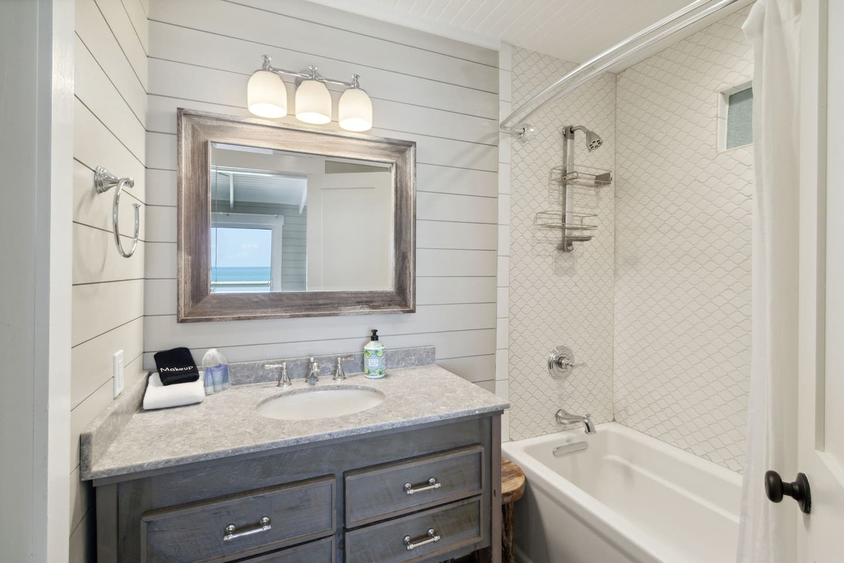 Master bath inside King Master Suite with tub/shower combo. 