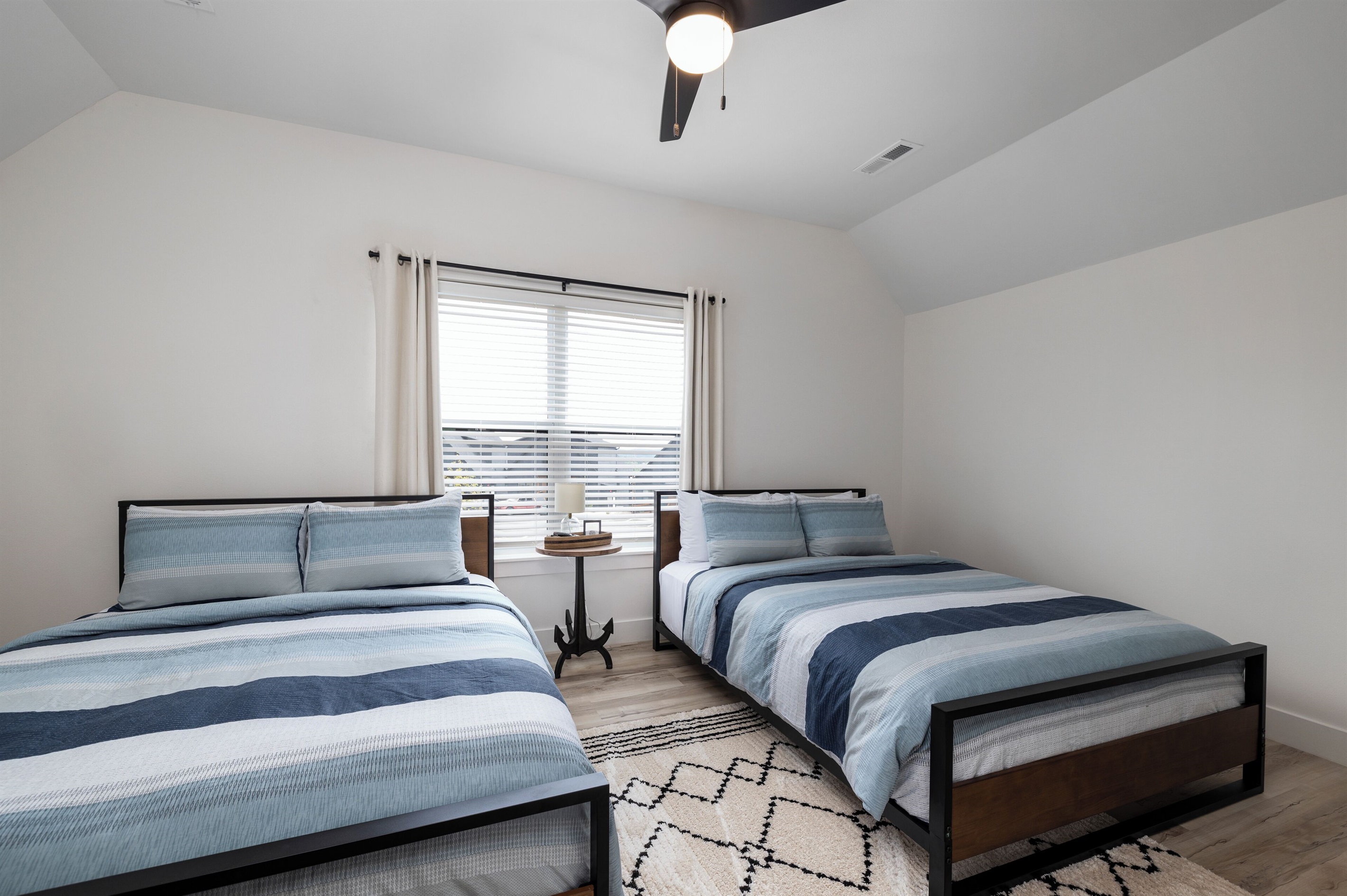 Upper Level (2) Queen Bedroom w/Smart TV and ensuite Bathroom, lakeview