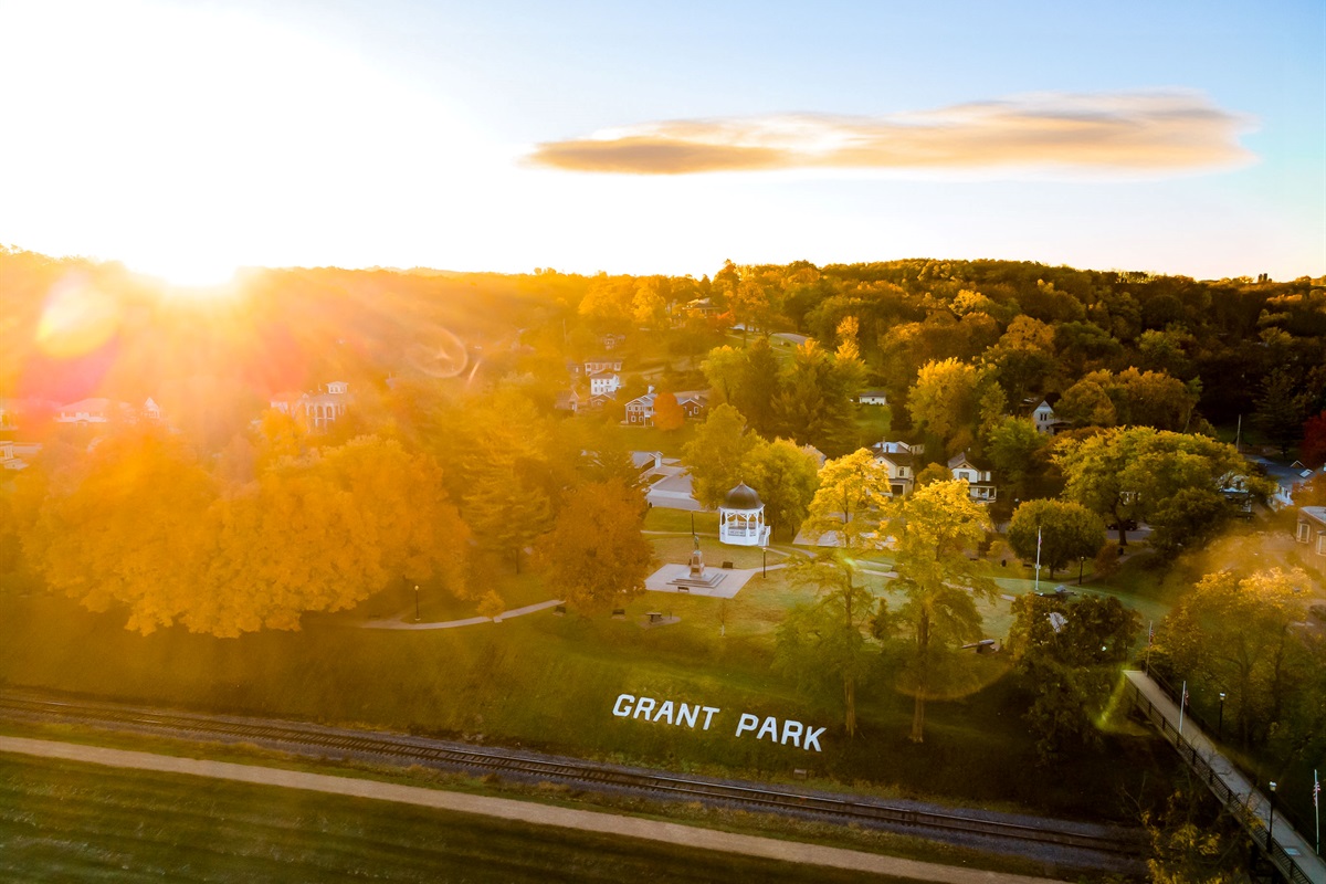 See fall colors- 10 Min drive to downtown Galena!