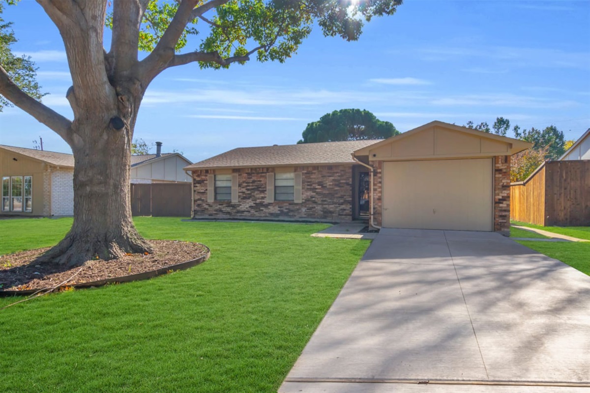 Clean curb appeal and an easy self-check-in experience set the tone for your stay. This single-story layout offers effortless access and a beautifully maintained front yard.