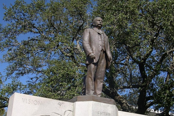 The former owner of this house and governor of Gulfport has his own statue located downtown.