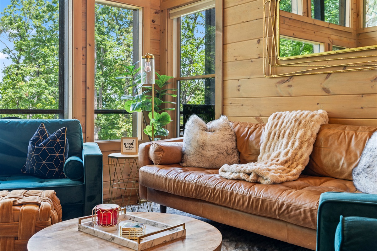Vibrant d&eacute;cor and cozy furnishings create a modern cabin dream.