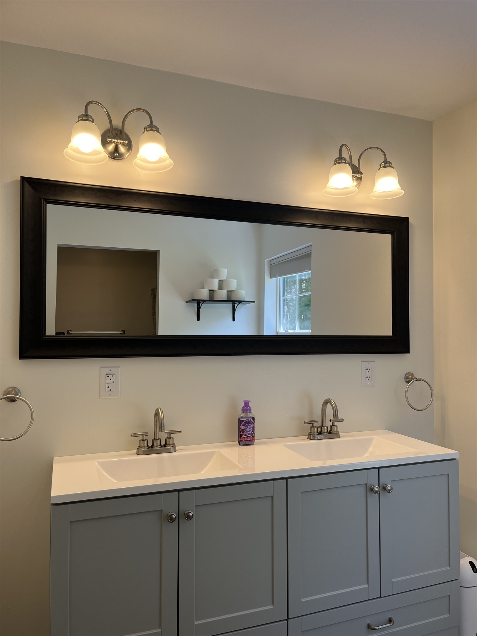 2nd floor bath with tub/shower